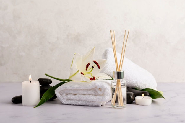 Photo gratuite concept de thérapie de spa avec des bâtons parfumés