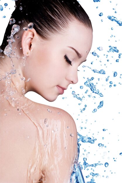 Concept de traitement de beauté de femme avec de l'eau bleue isolé sur blanc