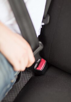 Concept de transport et de véhicule - homme attachant la ceinture de sécurité dans la voiture