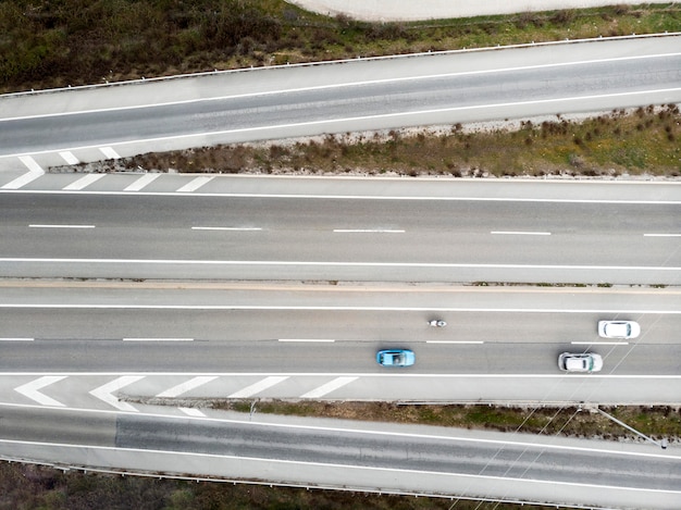 Concept de transport avec des voitures sur les ponts