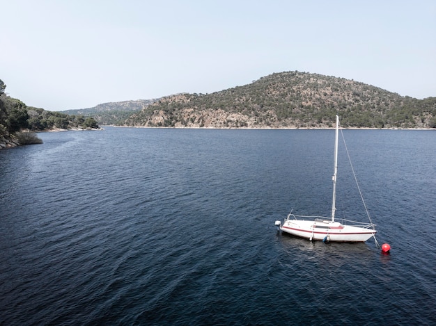 Photo gratuite concept de transport avec vue aérienne du bateau