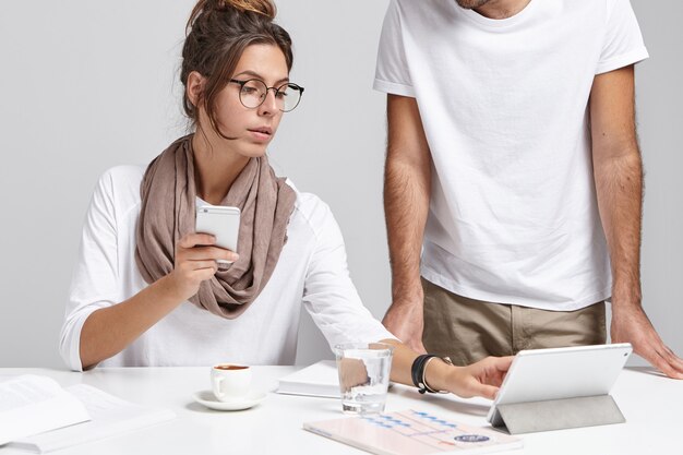 Concept de travail bien coordonné. Femme d'affaires réussie étant occupée au travail