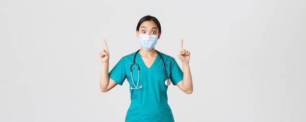 Le concept des travailleurs de la santé de la maladie du coronavirus covid a intrigué les femmes médecins asiatiques ou inte...