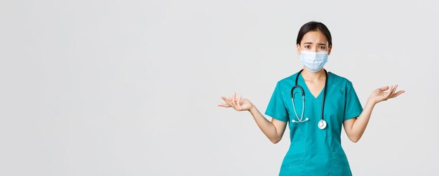 Le concept des travailleurs de la santé de la maladie du coronavirus covid troublé et confus infirmière asiatique en scr...