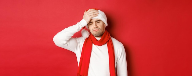 Concept de vacances d'hiver de noël et portrait de célébration d'un homme triste et frustré en bonnet de noel...