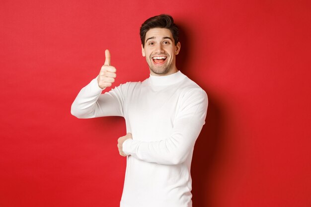 Concept de vacances d'hiver noël et portrait de style de vie d'un homme séduisant et gai en sueur blanche...