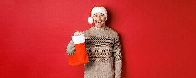 Concept De Vacances D'hiver Nouvel An Et Célébration Homme Adulte Joyeux Et Surpris Recevant Des Candi...