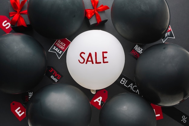 Photo gratuite concept de vente entouré de ballons noirs