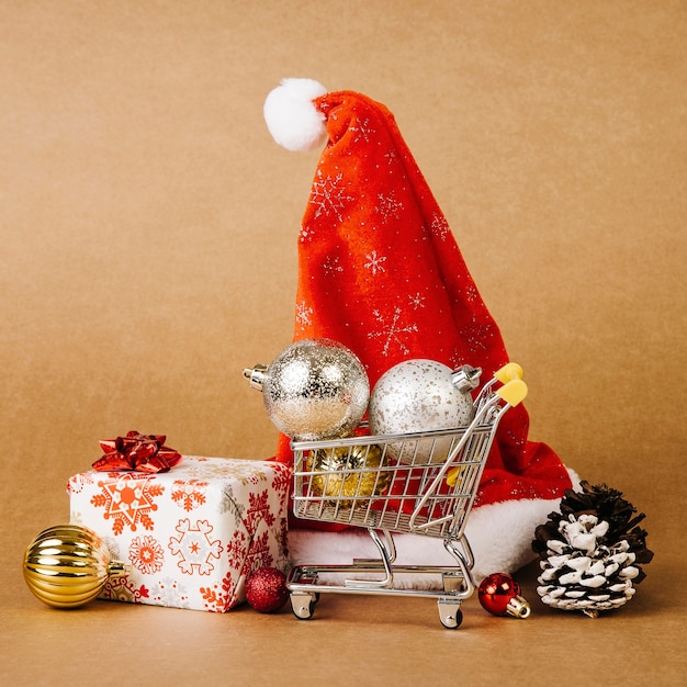 Photo gratuite concept de vente de noël avec chariot