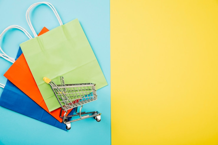 Photo gratuit concept de vente avec panier sur les sacs