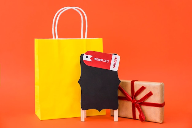 Concept de vente vendredi noir avec sac et boîte cadeau