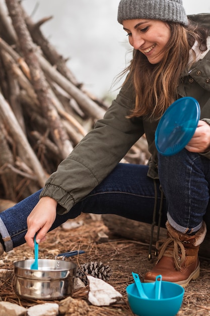 Photo gratuite concept de vie de campeur avec femme cuisine