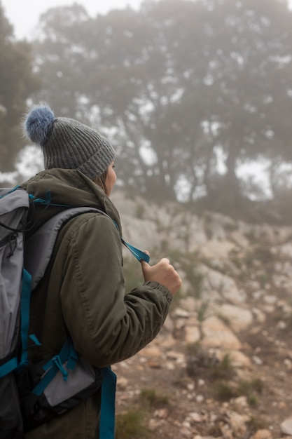 Concept de vie de campeur avec femme équipée