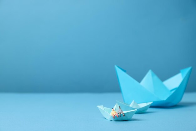 Concept de voyage et d'aventure avec des bateaux en papier