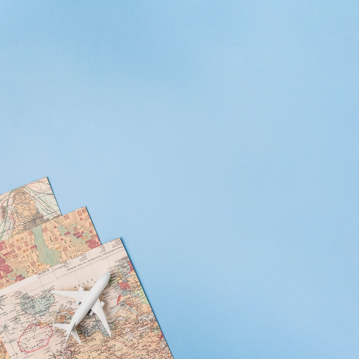 Photo gratuit concept de voyage avec avion et cartes