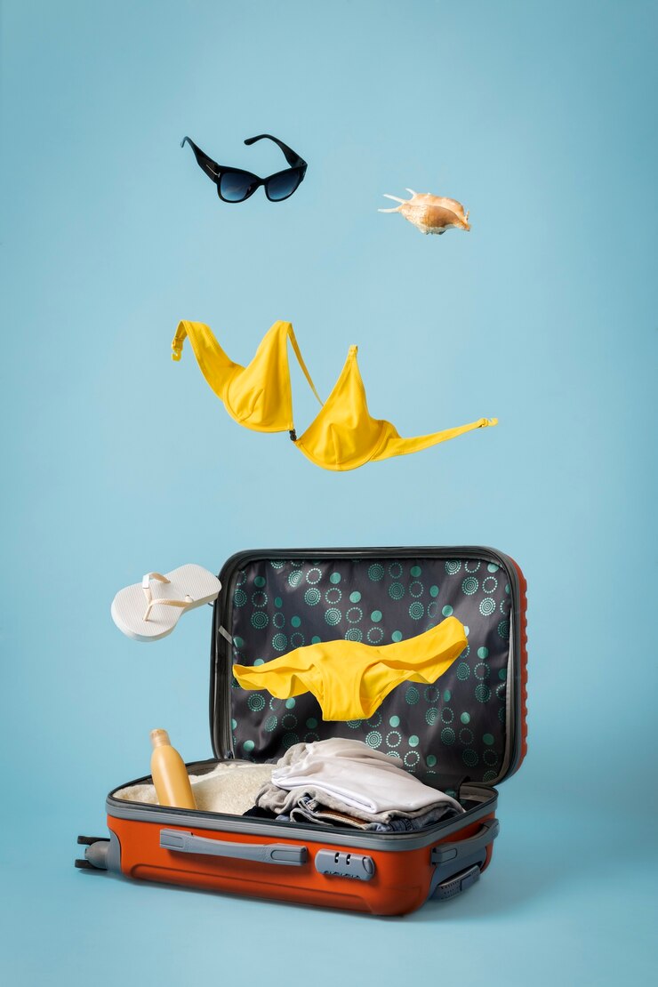 Photo gratuit concept de voyage avec bagages et maillot de bain