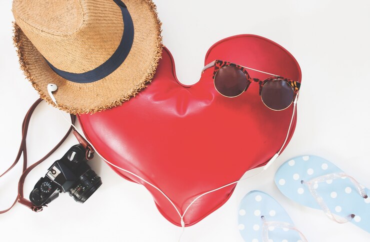 Photo gratuit concept de voyage d&#39;été avec le coeur sur fond blanc, flat lay love travel