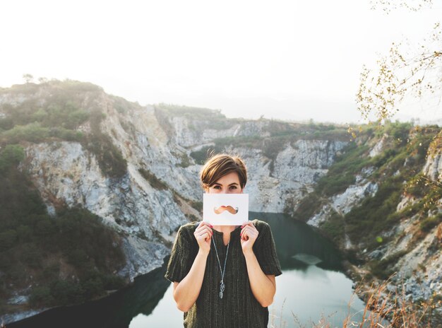 Photo gratuite concept de voyage de jeune femme voyageur