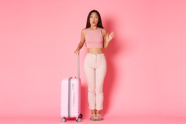 Concept de voyage, vacances et vacances. Fille asiatique idiote et mignonne en vêtements d'été rencontrant des copines à l'aéroport