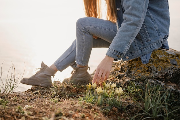 Photo gratuite concept wanderlust avec jeune femme appréciant la paix autour d'elle