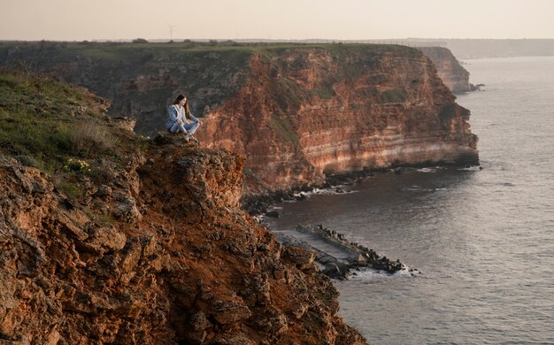 Concept Wanderlust avec jeune femme profitant de la nature autour d'elle