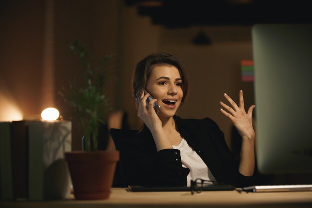 Concepteur de jeune femme émotionnelle parler par téléphone.