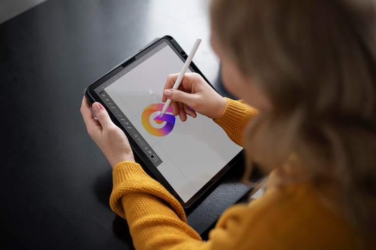 Photo gratuit concepteur de logo féminin travaillant sur une tablette graphique