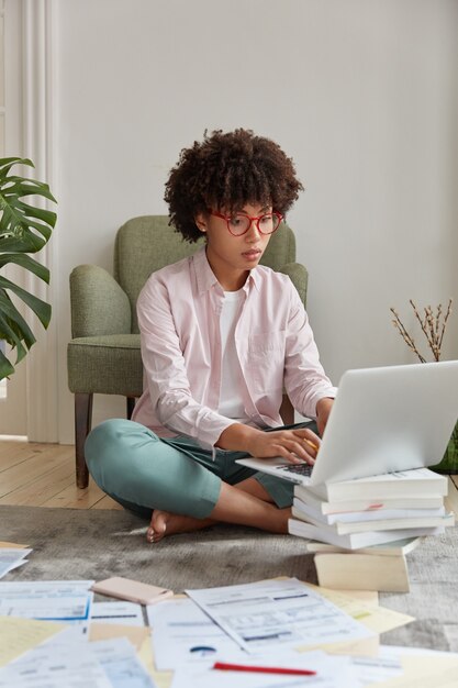 concepteur de sites Web professionnel posant dans un appartement confortable