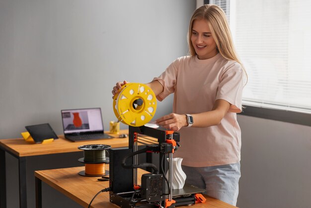 Concepteur utilisant une imprimante 3D