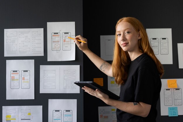 Concepteur web féminin au bureau avec ordinateur portable