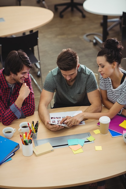 Les concepteurs graphiques interactifs à leur bureau