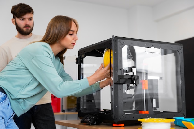 Des concepteurs utilisant une imprimante 3D