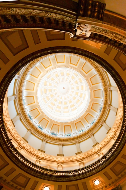 Conception du plafond intérieur d'une église