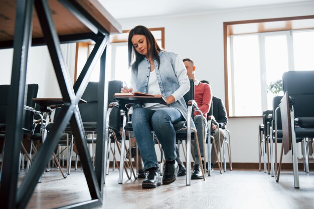 Conception de l'éducation. Groupe de personnes lors d'une conférence d'affaires dans une salle de classe moderne pendant la journée