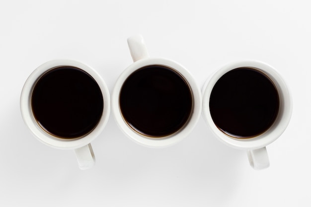 Conception vue de dessus blanche de tasses avec café