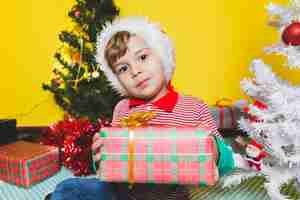 Photo gratuite concepto de noël avec enfant tenant la boîte actuelle