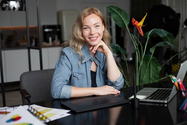 Conceptrice de logo féminin travaillant dans son bureau