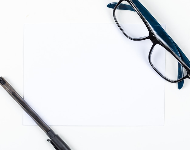 Conceptuel de la planification avec du papier, un stylo, des lunettes sur la vue de dessus de fond blanc. espace pour l'image horizontale du texte
