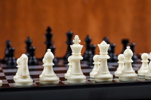 Conceptuel de stratégie et d'échecs. avec des figures d'échecs vue latérale. image horizontale