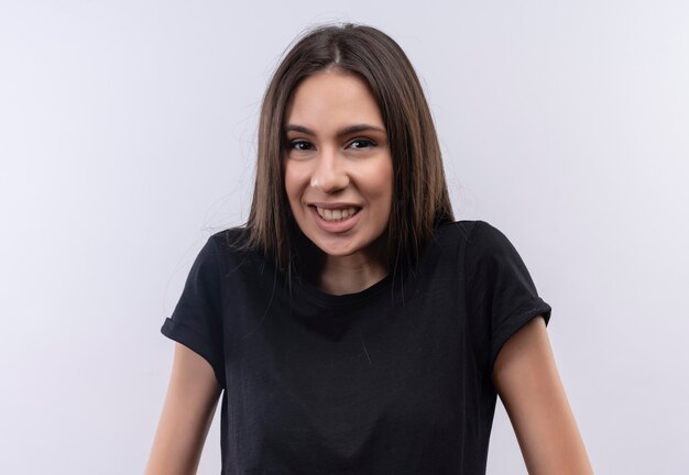 concerné jeune fille caucasienne portant un t-shirt noir sur un mur blanc isolé