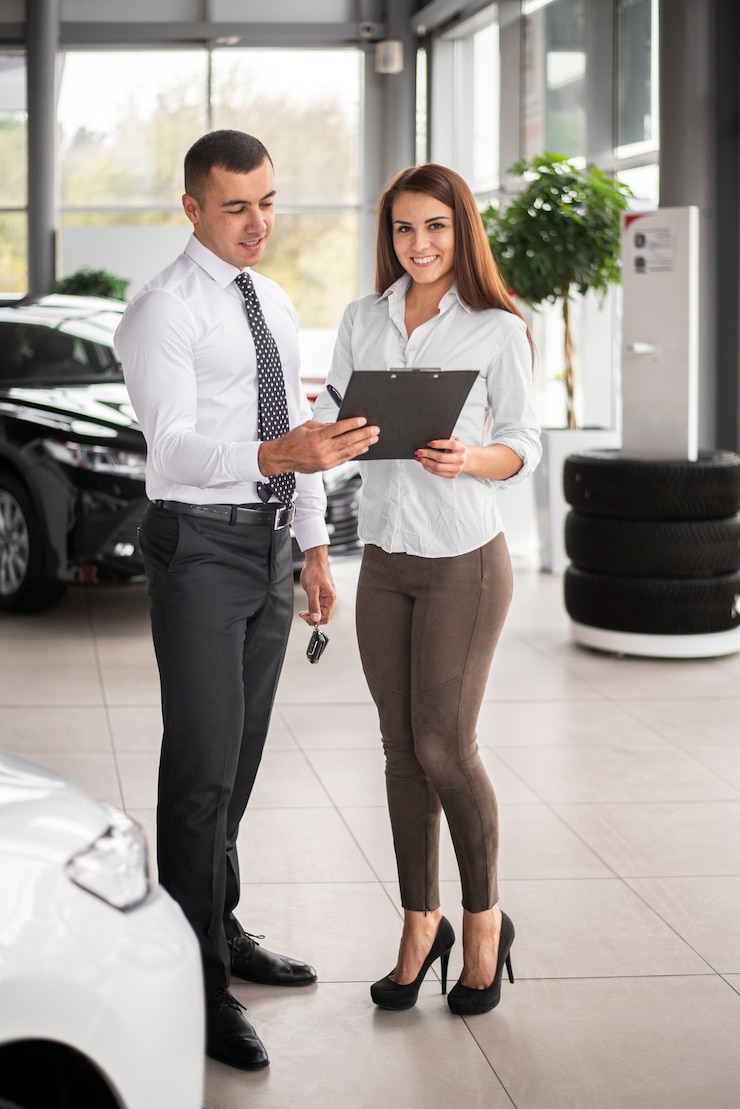 Photo gratuit les concessionnaires automobiles vérifient l'offre
