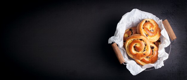 Conches avec des boules de chocolat