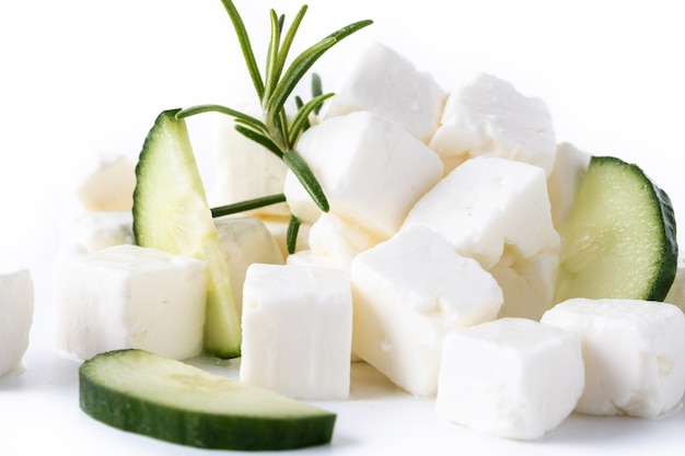 Photo gratuite concombre au fromage feta et herbes dans un bol isolé sur fond blanc