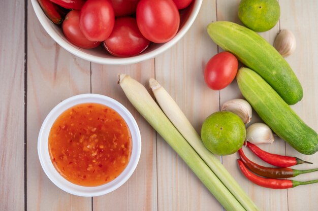 Concombre, citron, tomate, ail, piment en sauce sur le parquet.