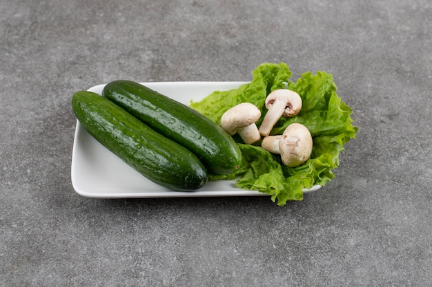 de concombre frais avec laitue et champignons.