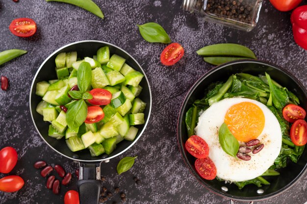 Concombre sauté aux tomates et haricots rouges dans une poêle.