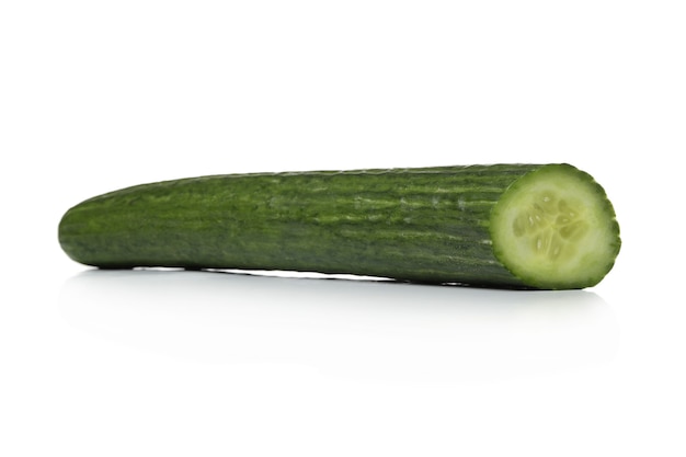 Concombre vert sur une surface blanche