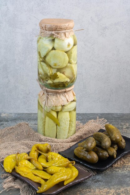 Concombres marinés aux poivrons salés sur un sac. photo de haute qualité