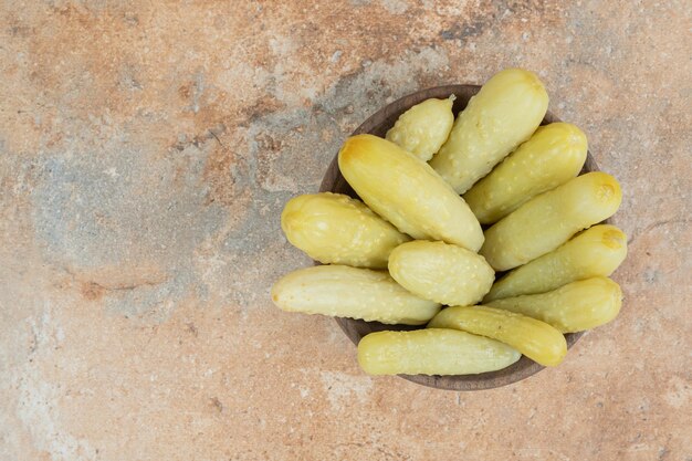 Concombres marinés croquants dans un bol en bois