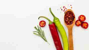 Photo gratuite condiment de piment avec copie-espace